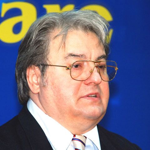 C.V.Tudor anunţă lansarea candidaturii la prezidenţiale pentru 17 octombrie, dar nu are o sală liberă