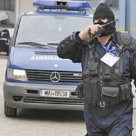 DNA a reţinut în Arad mai multe persoane suspectate că au obţinut credite cu acte false