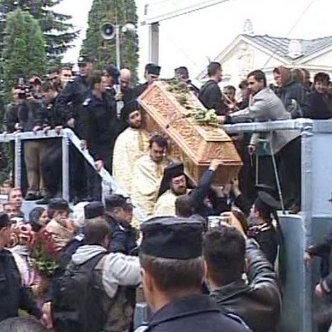 Mii de credincioşi au ajuns la moaştele Sfintei Parascheva, la Iaşi