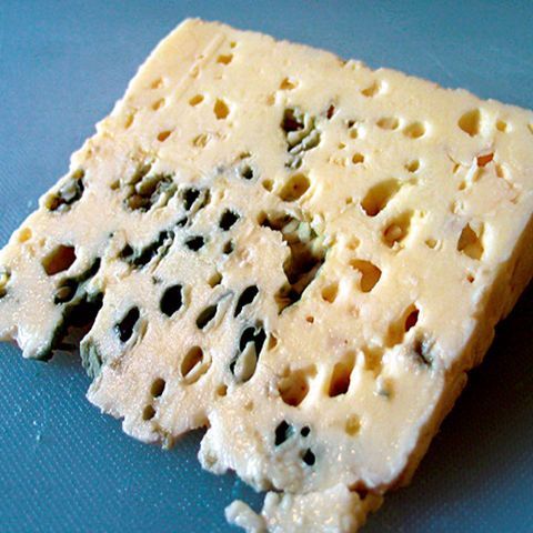 Inspectorii sanitari au găsit brânză cu viermi şi peşte stricat în Piaţa Centrală din Piteşti