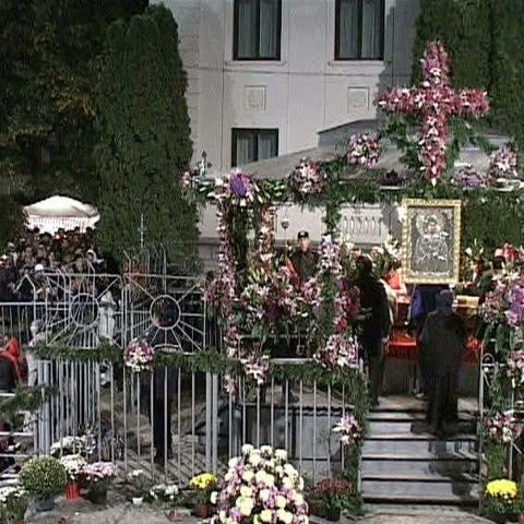 Mii de pelerini şi-au petrecut noaptea în stradă, la Iaşi 