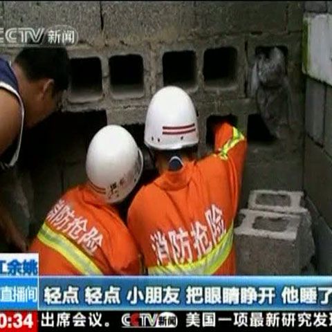 Un băieţel de doi ani a fost salvat dintre zidurile unei clădiri, în China