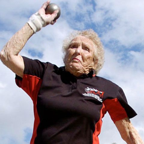 VIDEO /  La o sută de ani cea mai în vârstă atletă din lume a obţinut aurul la aruncarea greutăţii