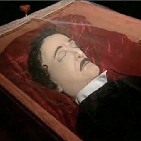 Fanii scriitorului Edgar Allan Poe au avut ocazia să participe la funeralii în memoria acestuia