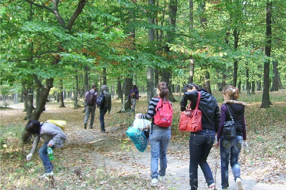 Studenţii din Iaşi au ecologizat Rezervaţia Repedea 