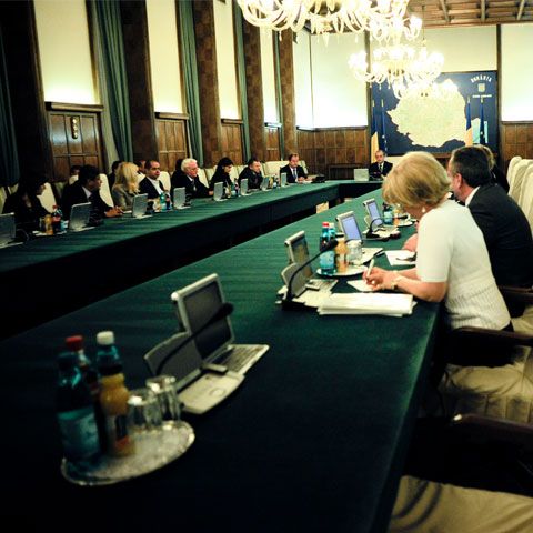 Mircea Geoană va sesiza CCR cu privire la numirea interimară a miniştrilor Cabinetului Boc II