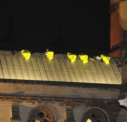 Activiştii Greenpeace au protestat pe clădirea Parlamentului din Londra - VEZI FOTO