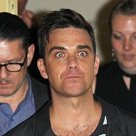 Robbie Williams a călcat un fotograf cu maşina