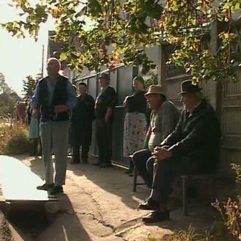 Locuitorii unui sat din Alba nu vor să mai plătească impozite, pentru că primarul nu le-a făcut canalizare