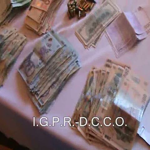 Trei membri ai unei reţele care clona carduri au fost prinşi