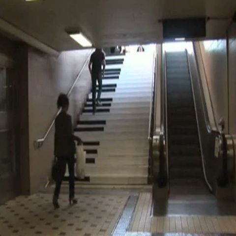 Treptele-pian îi fac pe călătorii din metrou să nu se mai înghesuie la scările rulante