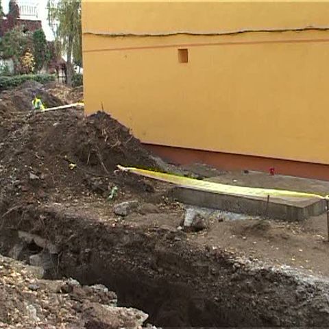 Şanţurile săpate pentru reabilitarea reţelei de termoficare, un pericol mortal în Suceava