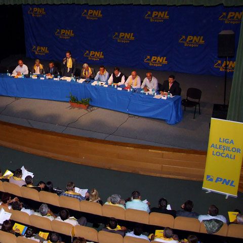 Liberalii care au absentat marţi la votarea moţiunii de cenzură au fost excluşi din partid