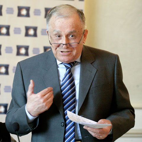 Ion Iliescu spune că Traian Băsescu e în situaţia în care s-a aflat el cu demisia lui Petre Roman