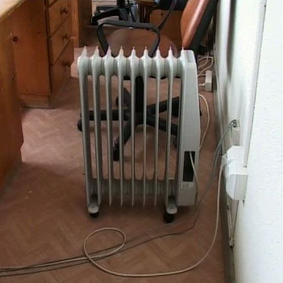 Judecătorii din Oneşti sunt obligaţi să se încălzească la reşou