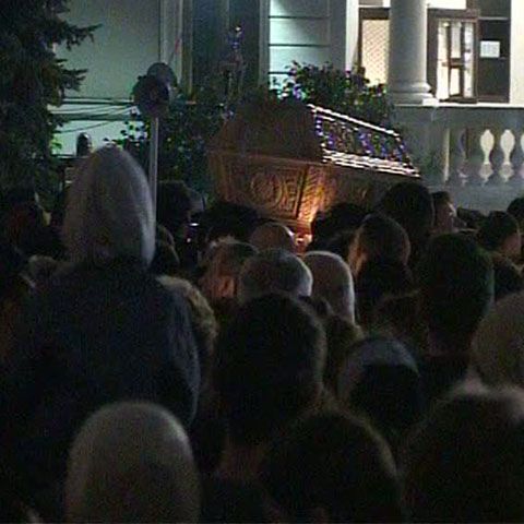 Pelerinii de la Iaşi înfruntă frigul pentru a sărbători astăzi Hramul Sfântei Cuvioase Parascheva