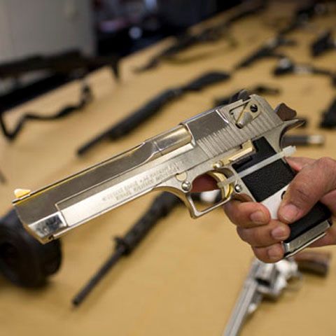 Un scandal cu focuri de armă a izbucnit în localitatea Bascov, judeţul Argeş