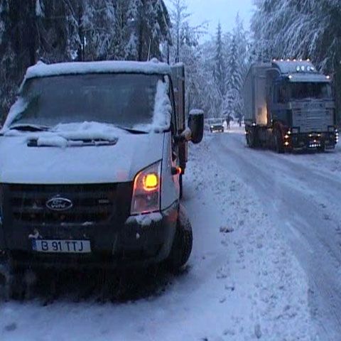 În Pasul Tihuţa din Munţii Bârgăului stratul de zăpadă a măsurat trei centimetri