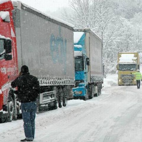 100 de copii din Cluj au rămas blocaţi în trafic mai multe ore din cauza ninsorii