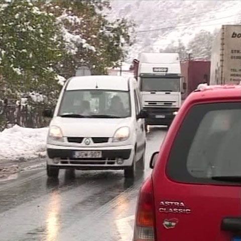 Mai multe drumuri naţionale au fost blocate în Bihor din cauza furtunilor şi a ninsorii