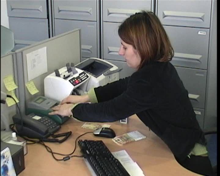 Cursul de referinţă coboară uşor, la 4,2937 lei/euro