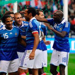 VIDEO / Fanii francezi preferă să întrerupă meciul naţionalei, decât să stea în tribună