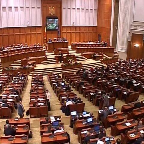 Parlamentarii sunt nevoiţi să valideze un nou guvern, dacă vor să înlăture Cabinetul Boc