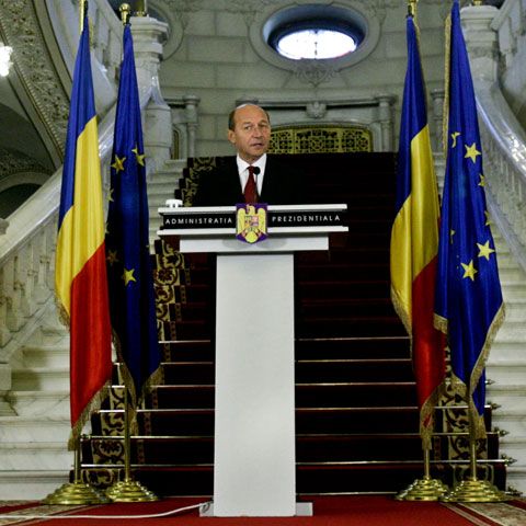 Băsescu reuşeşte să supravieţuiască politic, cu preţul încălcării promisiunilor, scrie The Economist