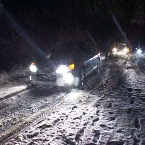 Ninsorile abundente au blocat circulaţia în Maramureş