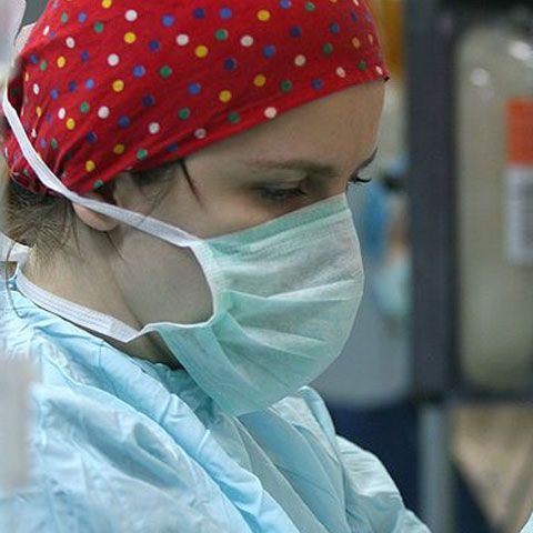 Asistentele medicale românce schimbă pamperşi la Roma
