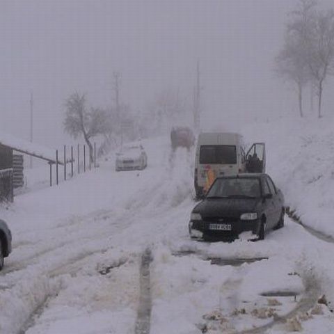 Circulaţia autovehiculelor pe DN 1H Bihor a fost închisă, din cauza ninsorilor abundente