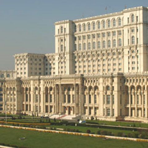 Constituţionaliştii: Băsescu trebuie să fie reales pentru a putea dizolva Parlamentul pe 7 decembrie