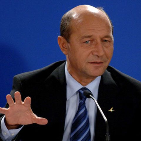 Băsescu spune că, fără banii FMI din decembrie, Guvernul va trebui să opteze ce plăţi nu face