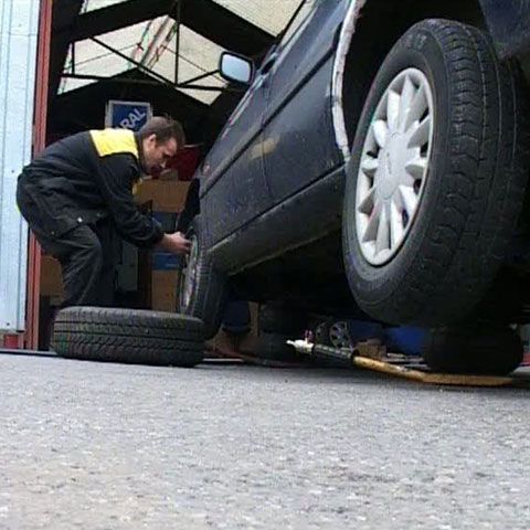 Vremea rea din ultimele zile a crescut profitul service-urilor auto