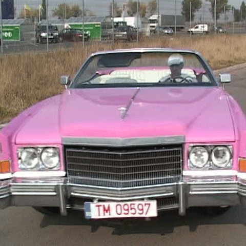 Maşinile de culoare roz sunt la modă pe străzile din Timişoara