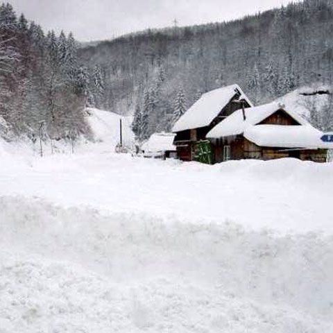  Salvamontiştii dâmboviţeni au închis trei trasee montane, din cauza zăpezii şi a vântului