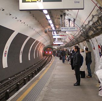 Un angajat al metroului londonez a fost dat afară pentru că a ţipat la un bătrân 