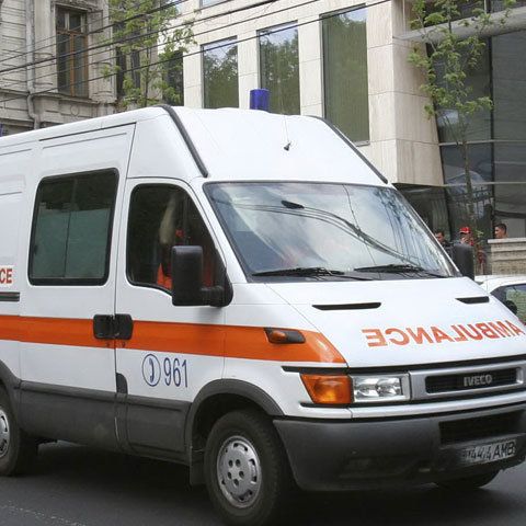 Traficul pe DN7 Călimăneşti - Brezoi a fost blocat în urma coliziunii a trei autovehicule