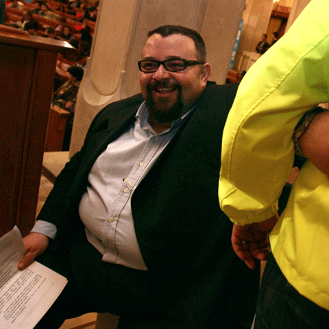 Piedone le dă certificate de atestare voluntarilor care îi raportează tot ce se întâmplă în sector