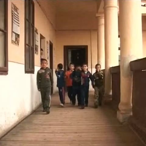 Sute de copii din Mureş învaţă într-o şcoală veche de aproape 200 de ani
