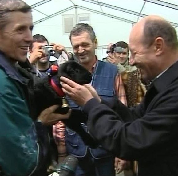 Băsescu a botezat simbolic "Trăienică" un miel negru, la Indagra 