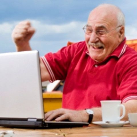 Internetul îi poate ajuta pe bătrâni să se ferească de demenţă, potrivit unui studiu