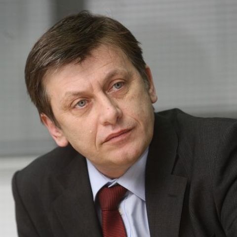 Antonescu: Băsescu se opune ieşirii de la guvernare şi se cramponează de putere