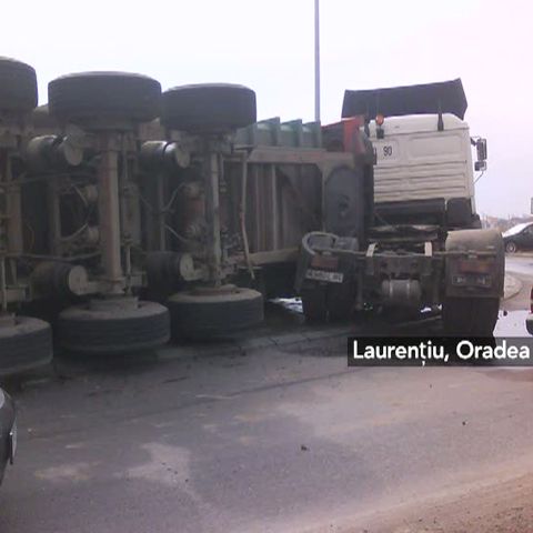 Un tir plin cu sfeclă de zahăr s-a răsturnat în apropiere de Oradea - VEZI IMAGINI CU ACCIDENTUL