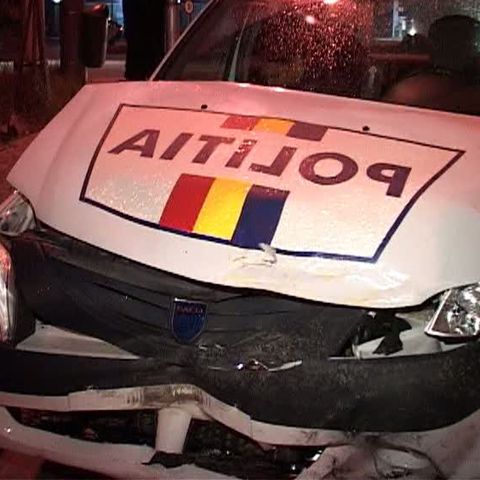 O maşină a poliţiei a fost avariată de un taxi, în Timişoara