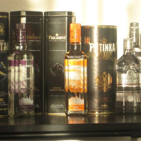 Ruşii fac economii din cauza crizei economice, dar nu şi la vodcă