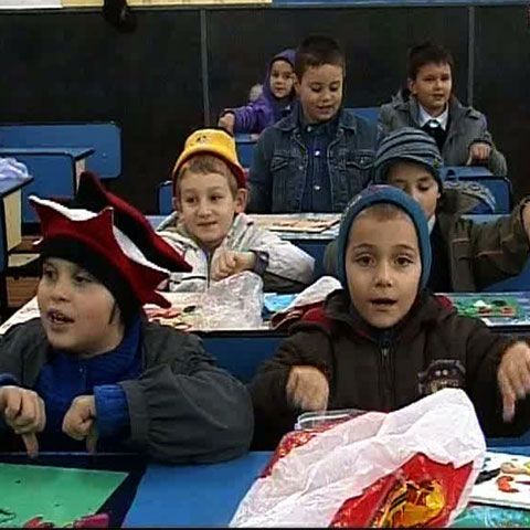 Sute de elevi din Braşov şi Arad tremură de frig în clase