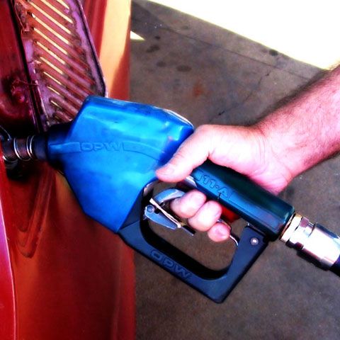 Benzina se scumpeşte cu 20% de la 1 ianuarie, iar preţul ţigărilor creşte cu 34%