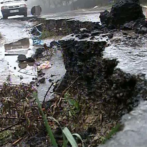 600 de oameni din comuna prahoveană Pietriceaua, izolaţi din cauza drumurilor impracticabile