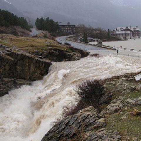 Un pod din judeţul Argeş a fost afectat de viitură şi câteva case au fost inundate